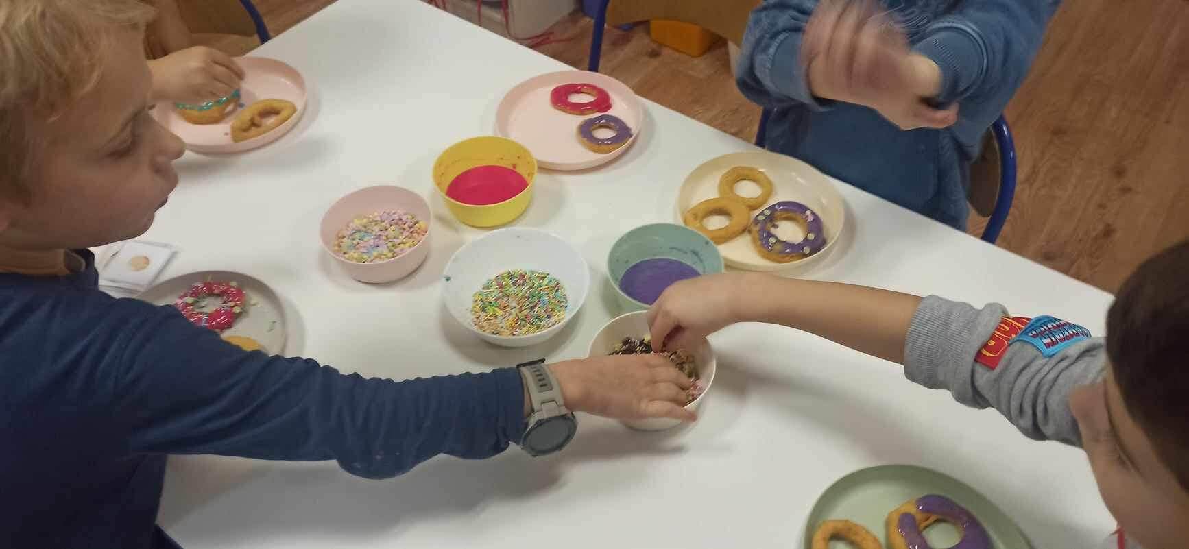 Pączkowe szaleństwo w magicznym przedszkolu Pączkowe szaleństwo w magicznym przedszkolu