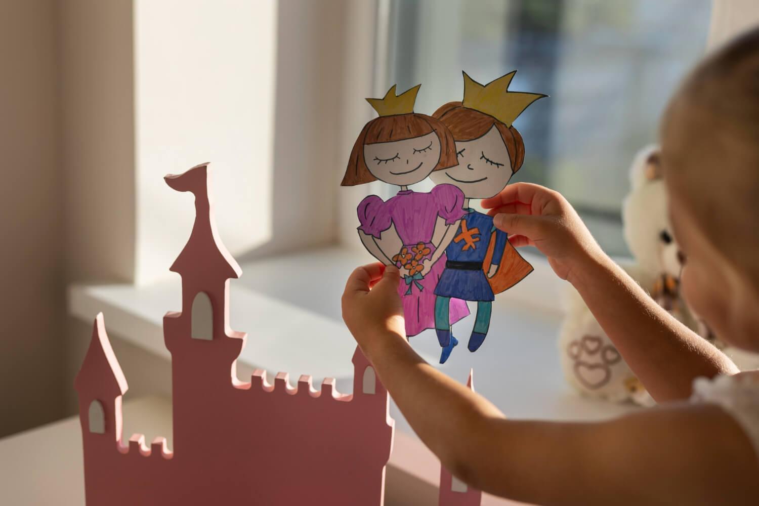 Dziecko podczas zabawy pacynkami Dziecko podczas zabawy pacynkami